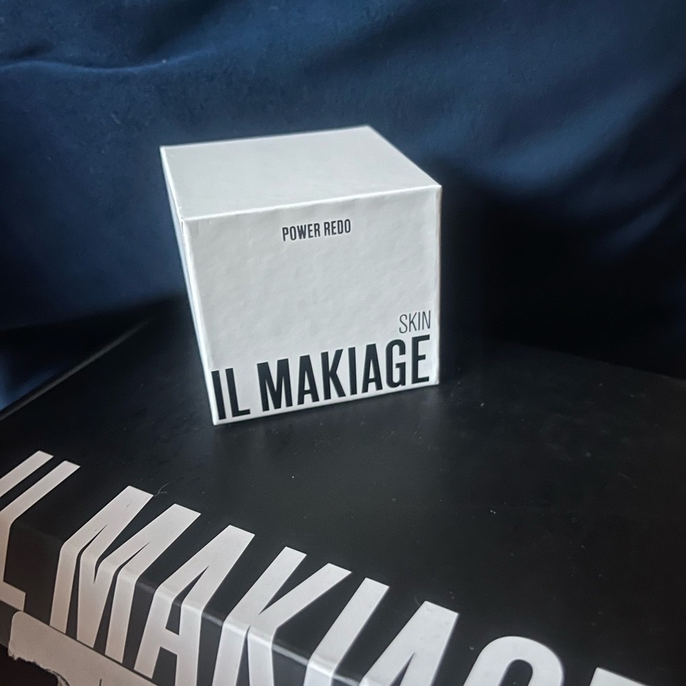 IL MAKIAGE Power Redo Skin in Black and White